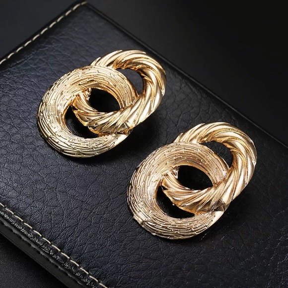Gold tone knot earrings - Picture 2 of 8
